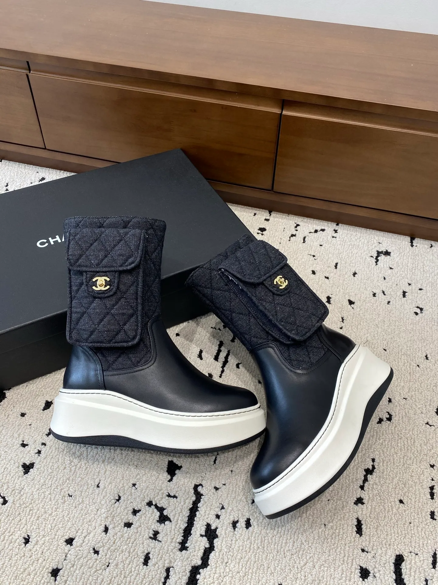 👟👟Ex-factory price 840👟👟 CHANEL 2025s autumn and winter series thick-soled high short boots, high and short are made of imported cowhide respectively, with an additional height of 5cm to show leg length. The boots follow Chanel's classic rhombus pattern, plus a small bag that can be opened to carry small things. Xiao Meimei especially likes it. This is a hot style created by Chanel this autumn and winter. With the traditional inner zipper, it is easy to put on the feet and super comfortable. It is a must-have for this autumn and winter. Upper material: imported cowhide with rhombus microfiber, washed denim ❤︎ Consistently authentic ❤︎ Outsole: original Italian TPU foam outsole Number of yards: 35-40 (40 is custom-made, non-refundable and non-exchangeable) Buy now👉 Buy now👉